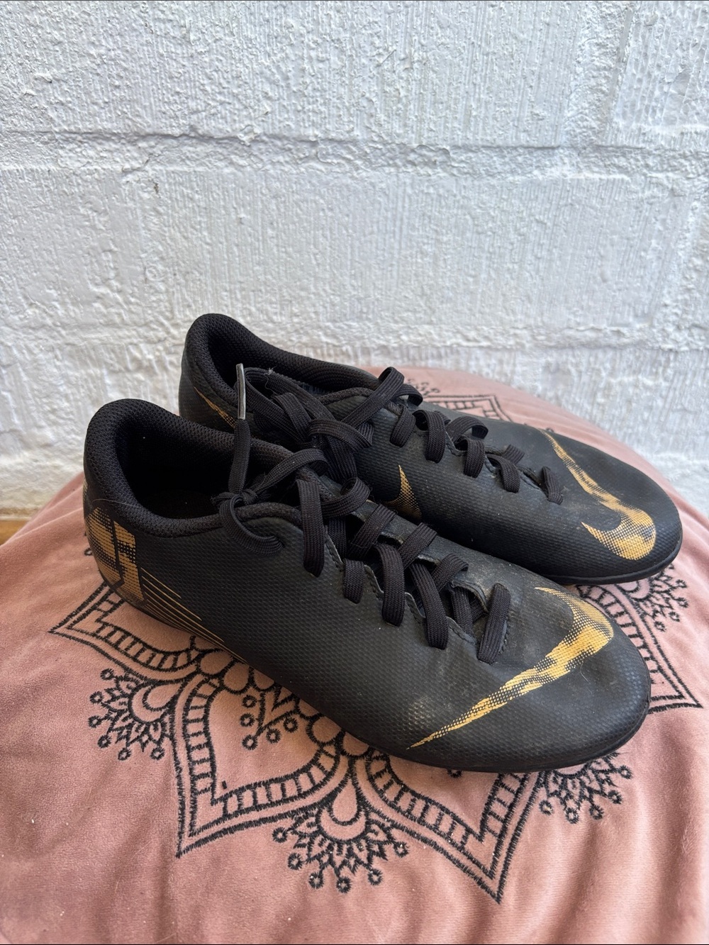 Nike Kids Black Soccer Cleats with Gold Swoosh sz 2